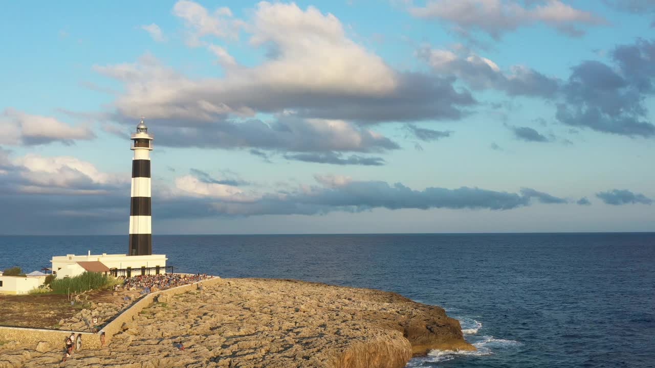 无人机视野的Cap d’artrutx灯塔，Menorca的海岸景观视频素材