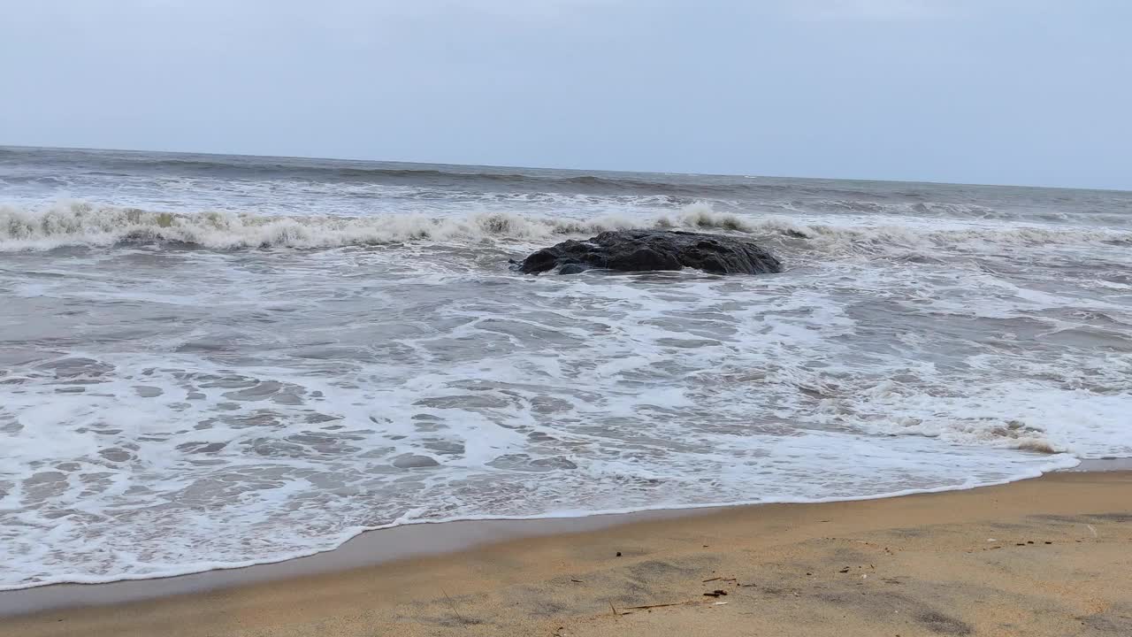 海浪拍打着海岸和岩石，然后返回视频素材