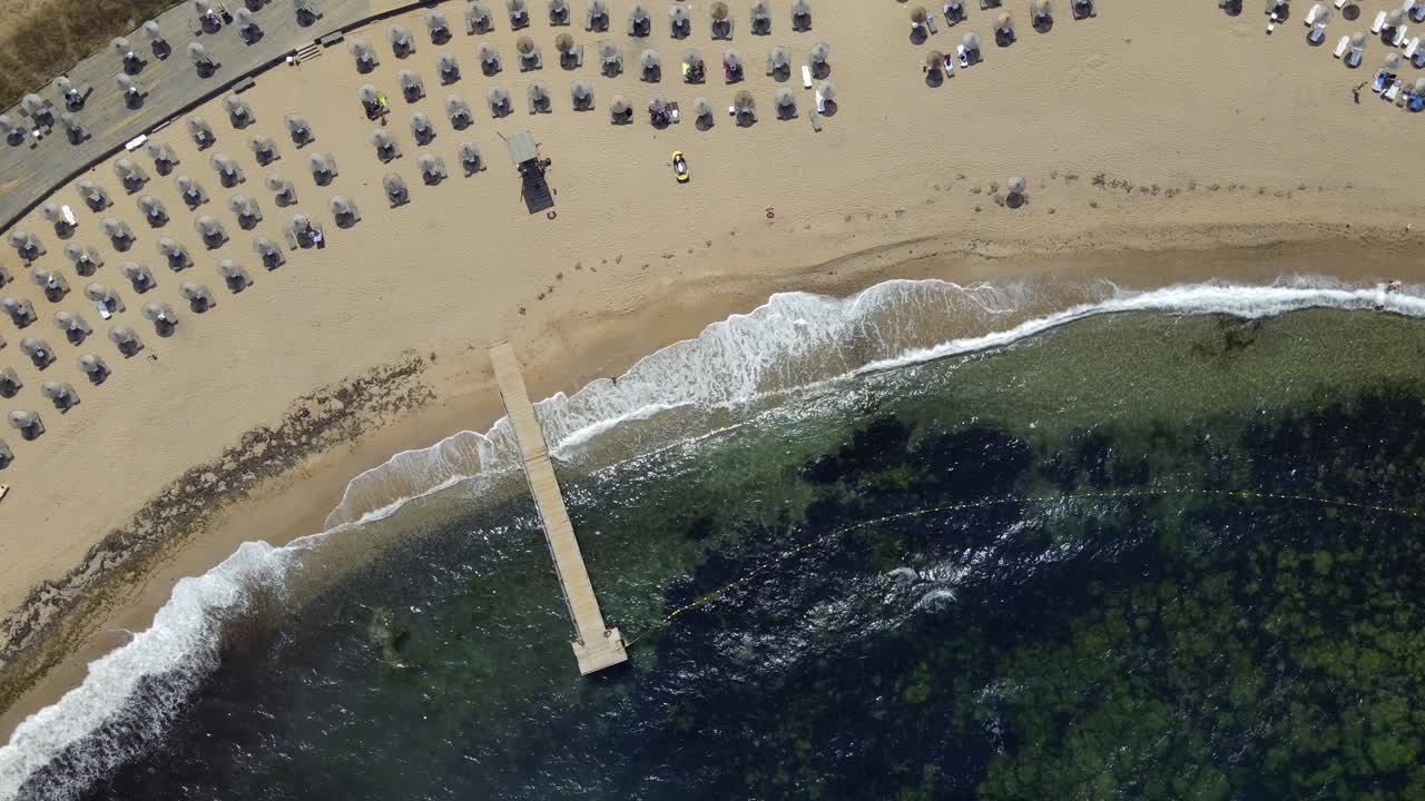 空中拍摄的海滩海浪撞击视频素材