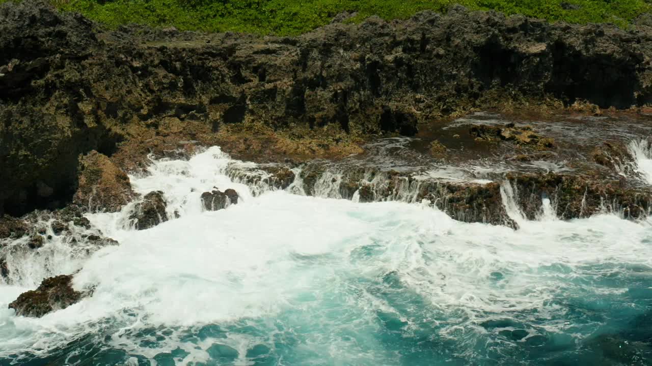 海浪拍打着海岸视频素材