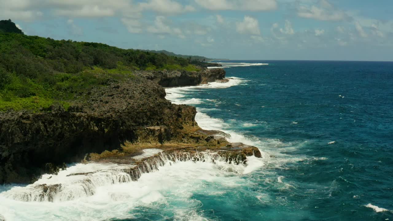 海浪拍打着海岸视频素材