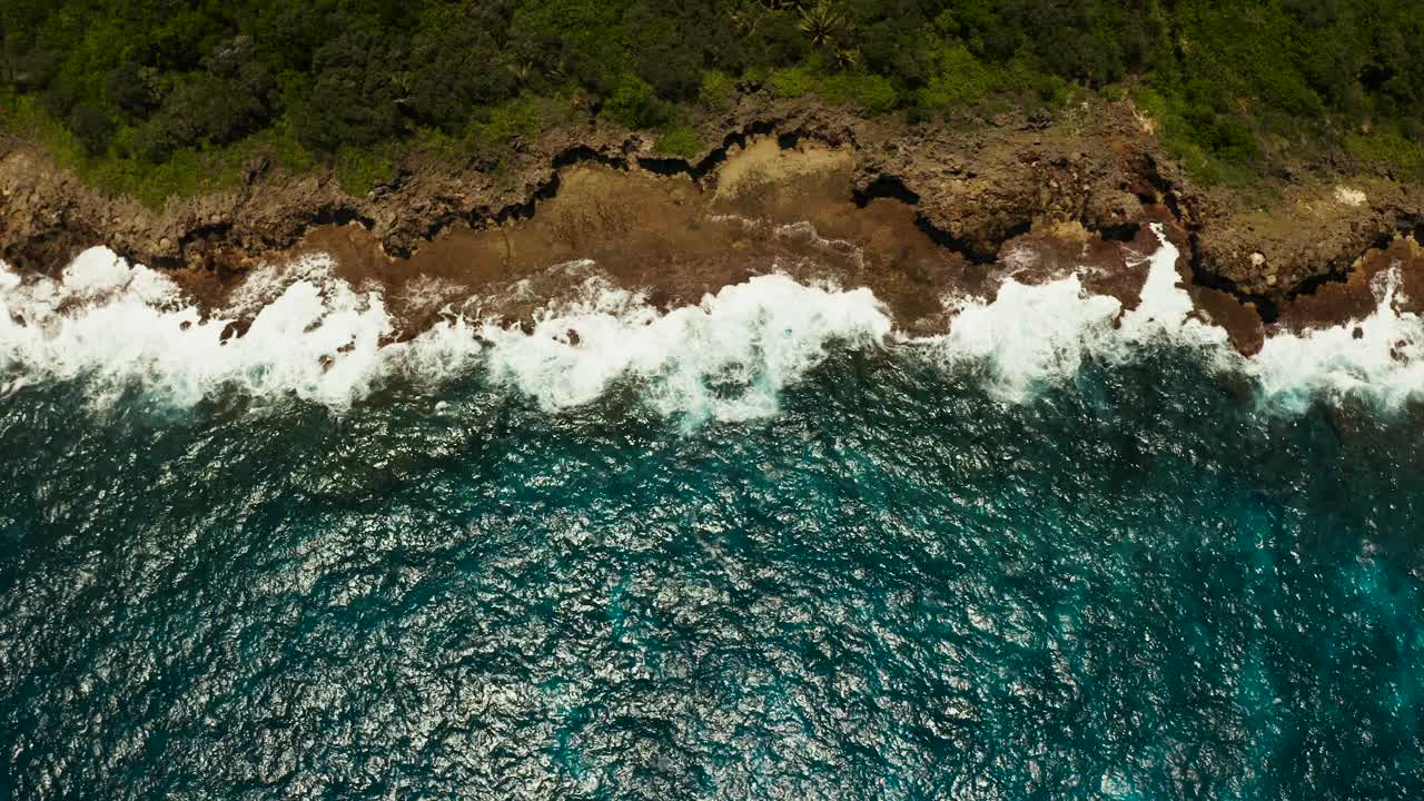 海浪拍打着海岸视频素材