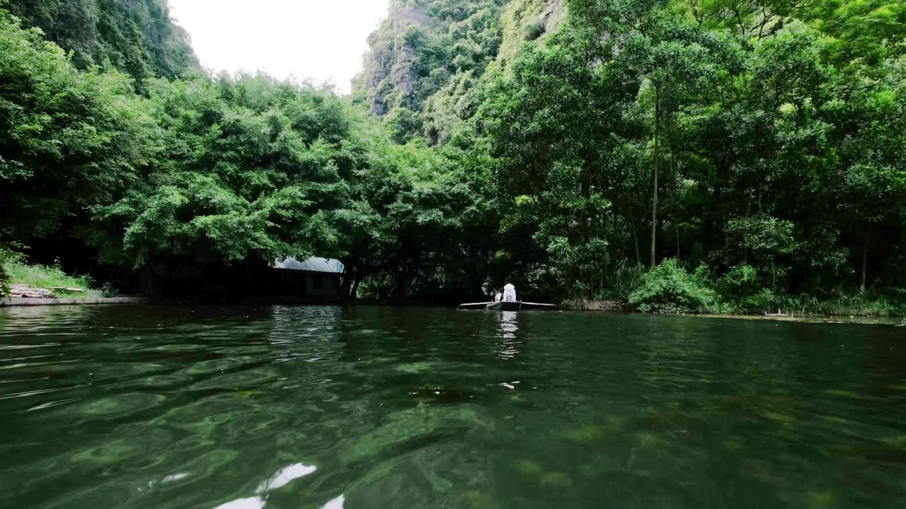 传统的长尾船在宁平洞穴的河流上航行视频素材