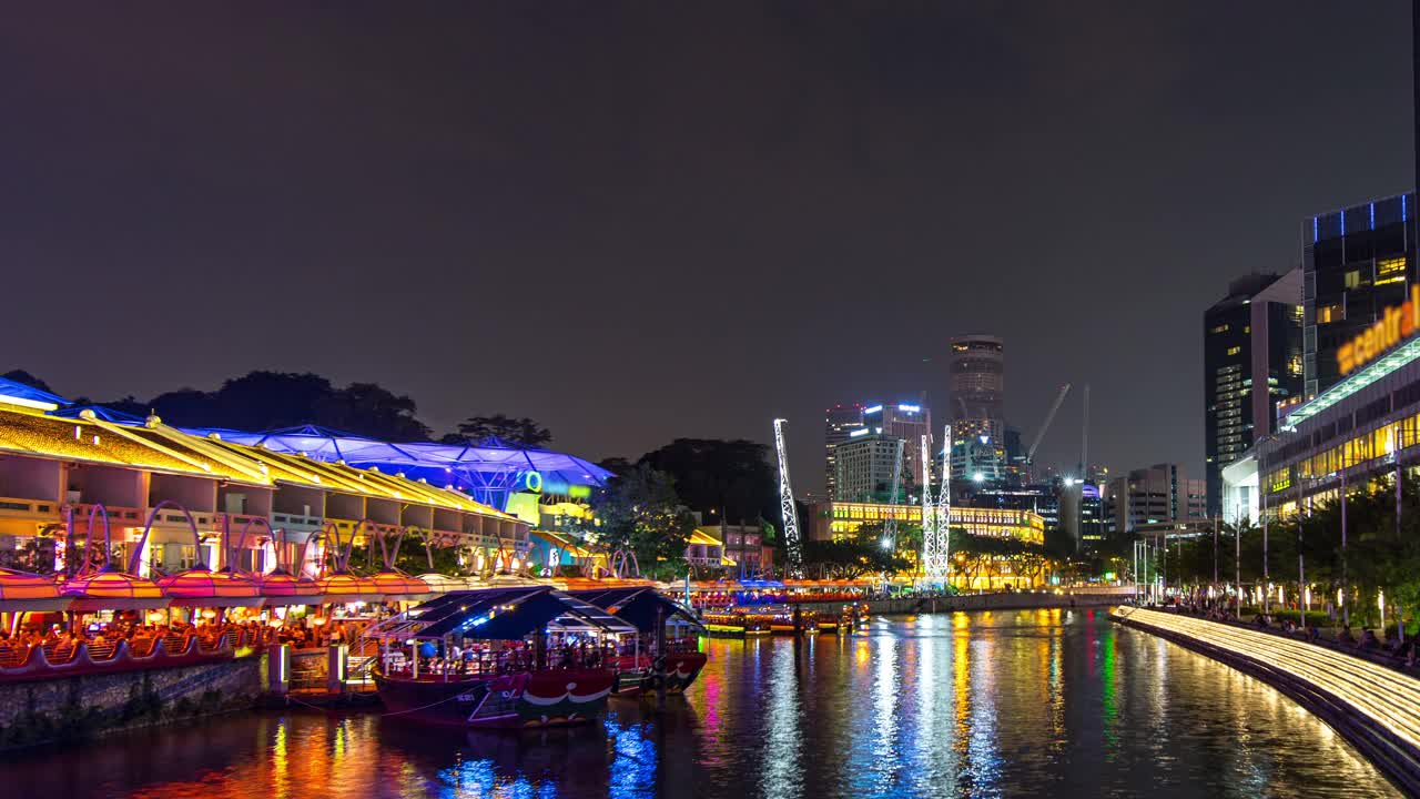 生动的夜晚新加坡河在克拉克码头码头，新加坡，时间推移视频视频素材