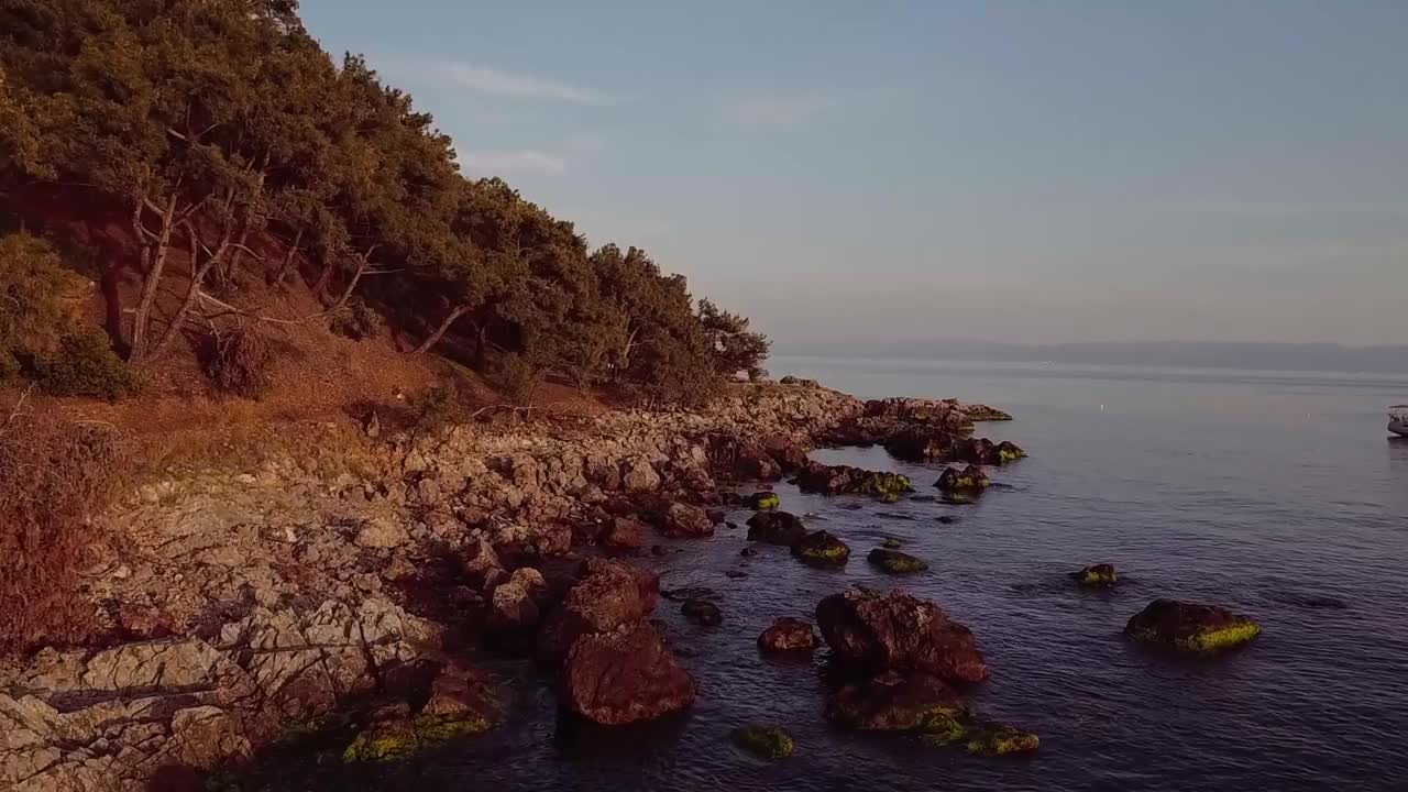 海岸和岩石无人机视图视频素材