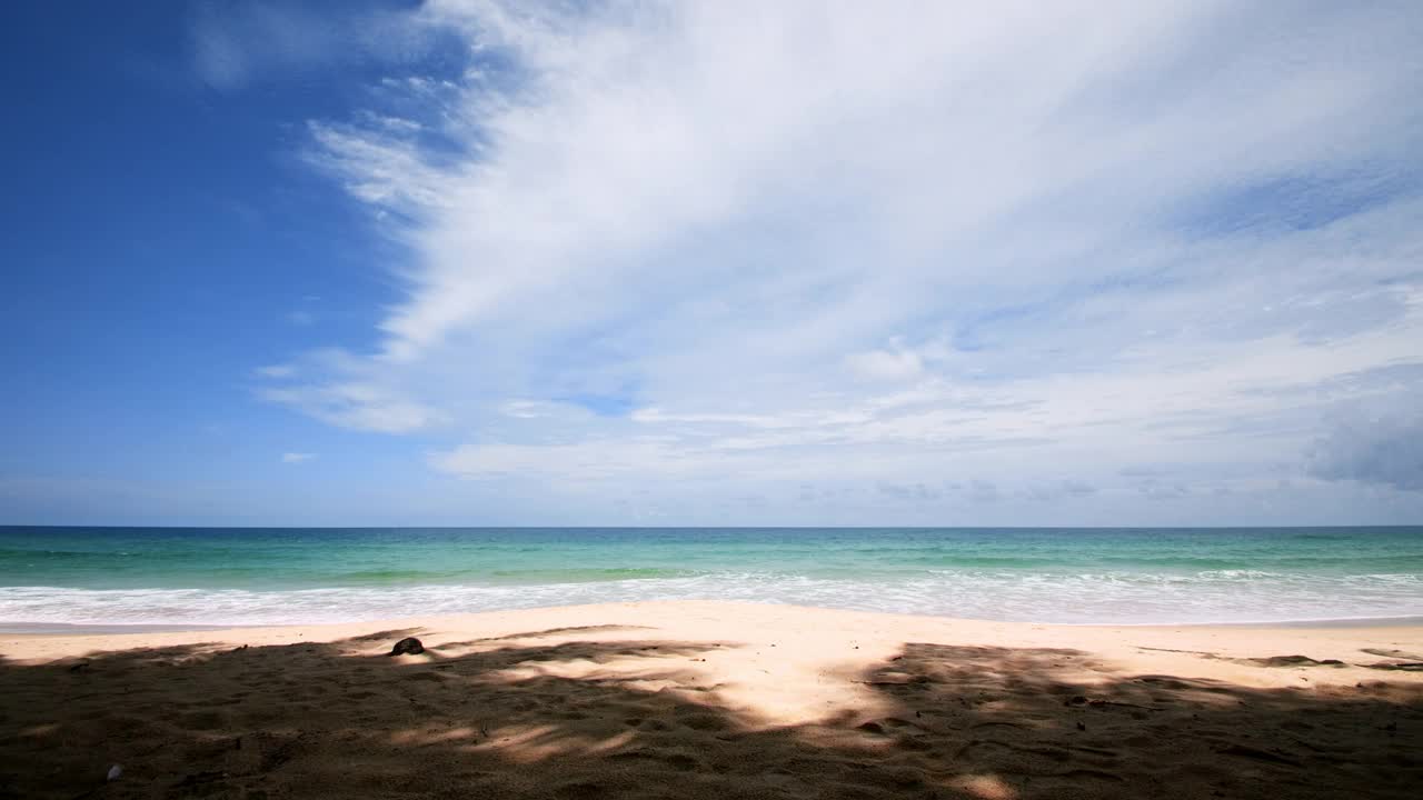 泰国普吉岛的海滩。美丽的热带海滩，蓝天白云。热带海滩与海浪冲击空海滩。安达曼海沙和天空在美丽的夏日假期视频素材