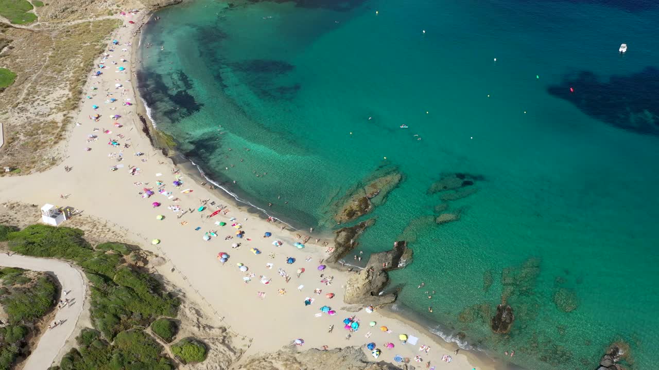 在Menorca，人们在水中用无人机观察大海视频素材