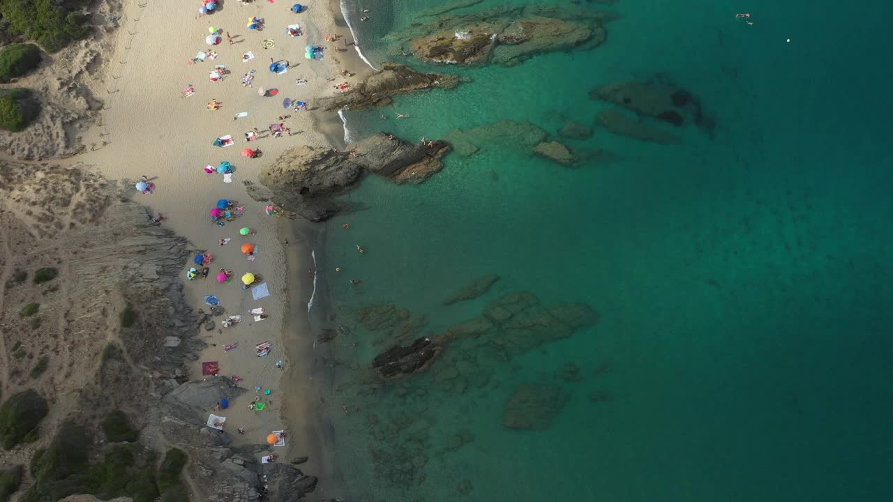 在Menorca，人们在水中用无人机观察大海视频素材