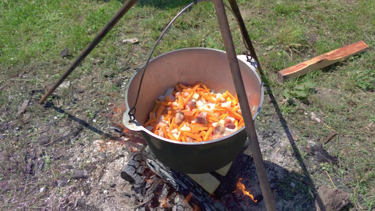 野营户外烹饪视频素材