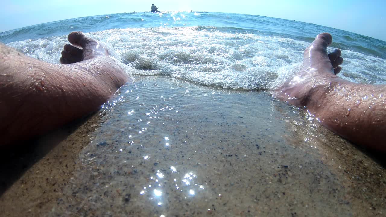 海浪背景上的人腿视频素材