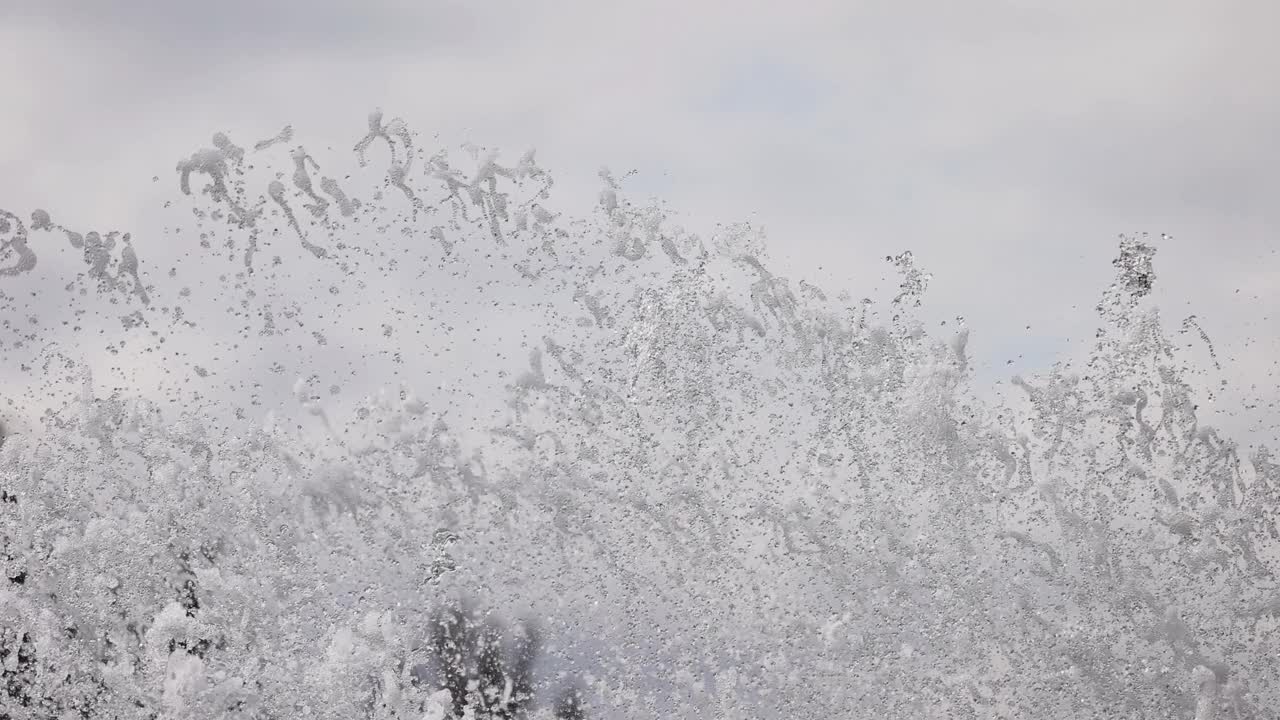 喷泉里的水花飞溅视频素材