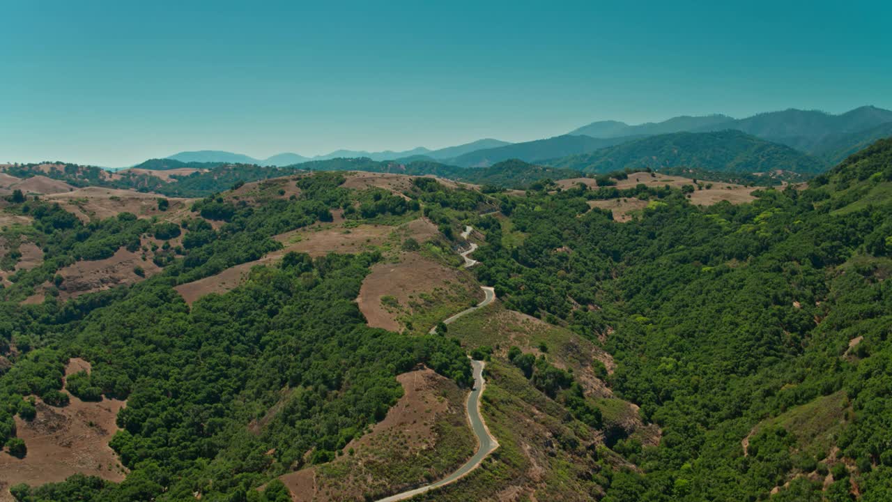 蒙特雷县的山路-架空视频素材