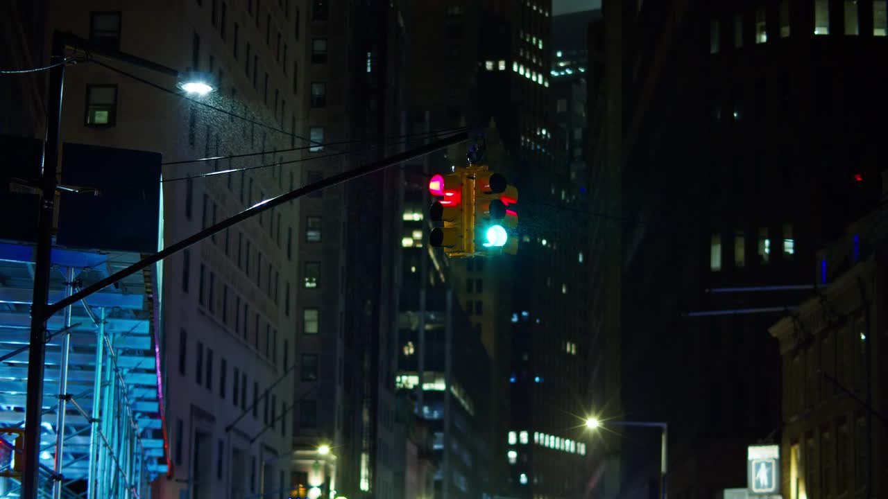 曼哈顿下城雨夜的红灯变了视频素材