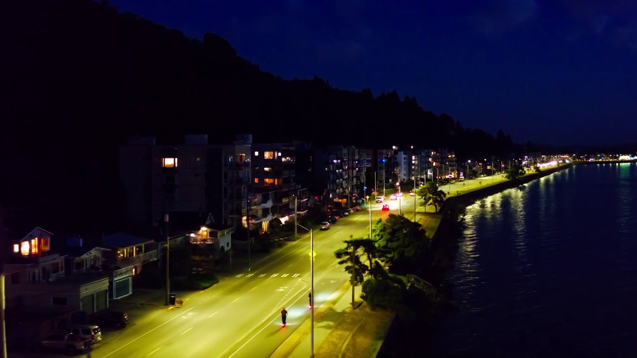 汽车和摩托车在阿尔基大道，西雅图的夜间空中视频素材