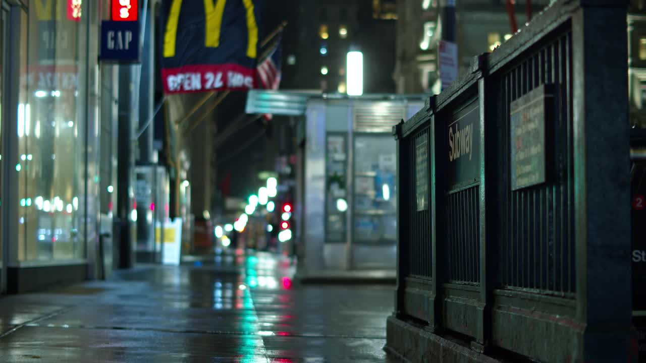 雨夜曼哈顿下城的百老汇视频素材