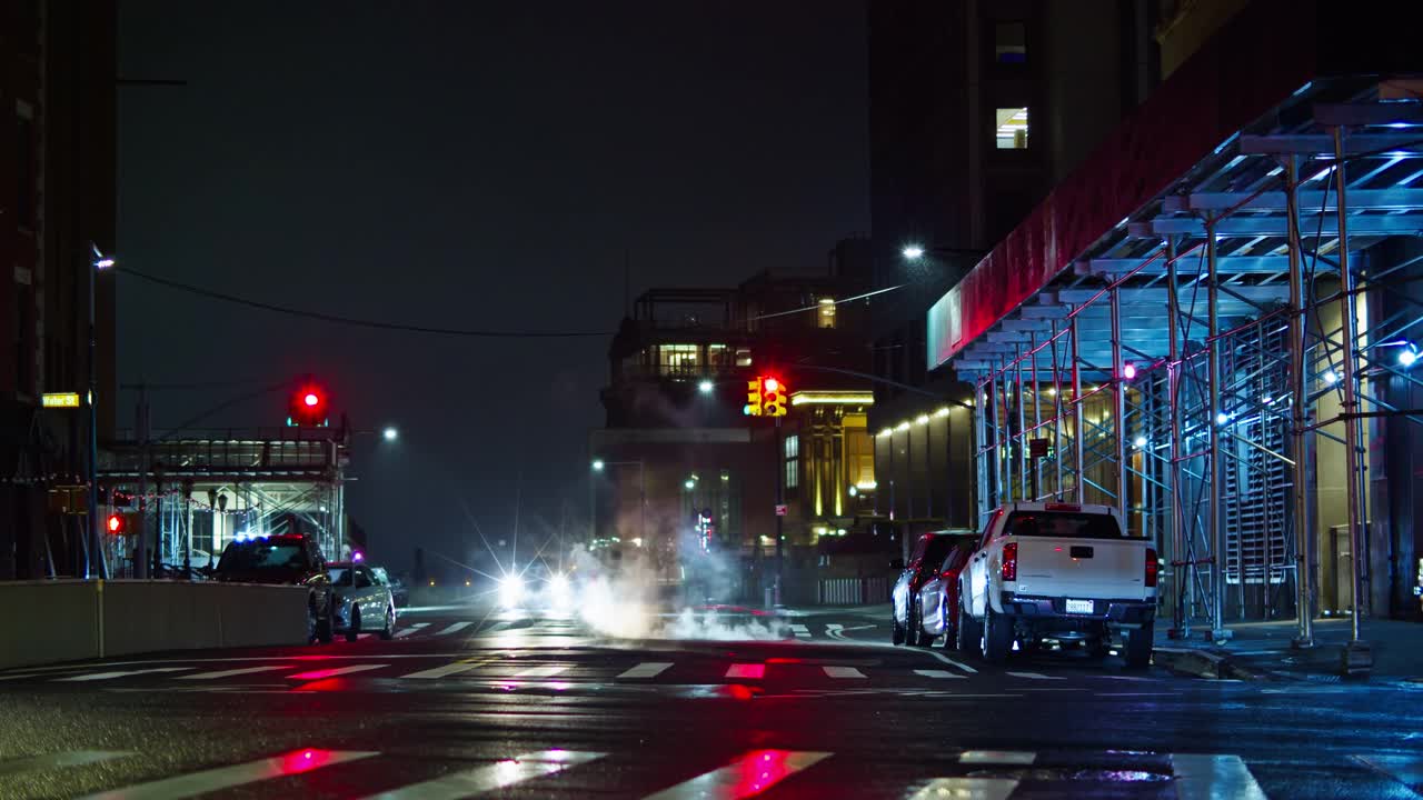 雨夜热气腾腾的曼哈顿街慢镜头视频素材