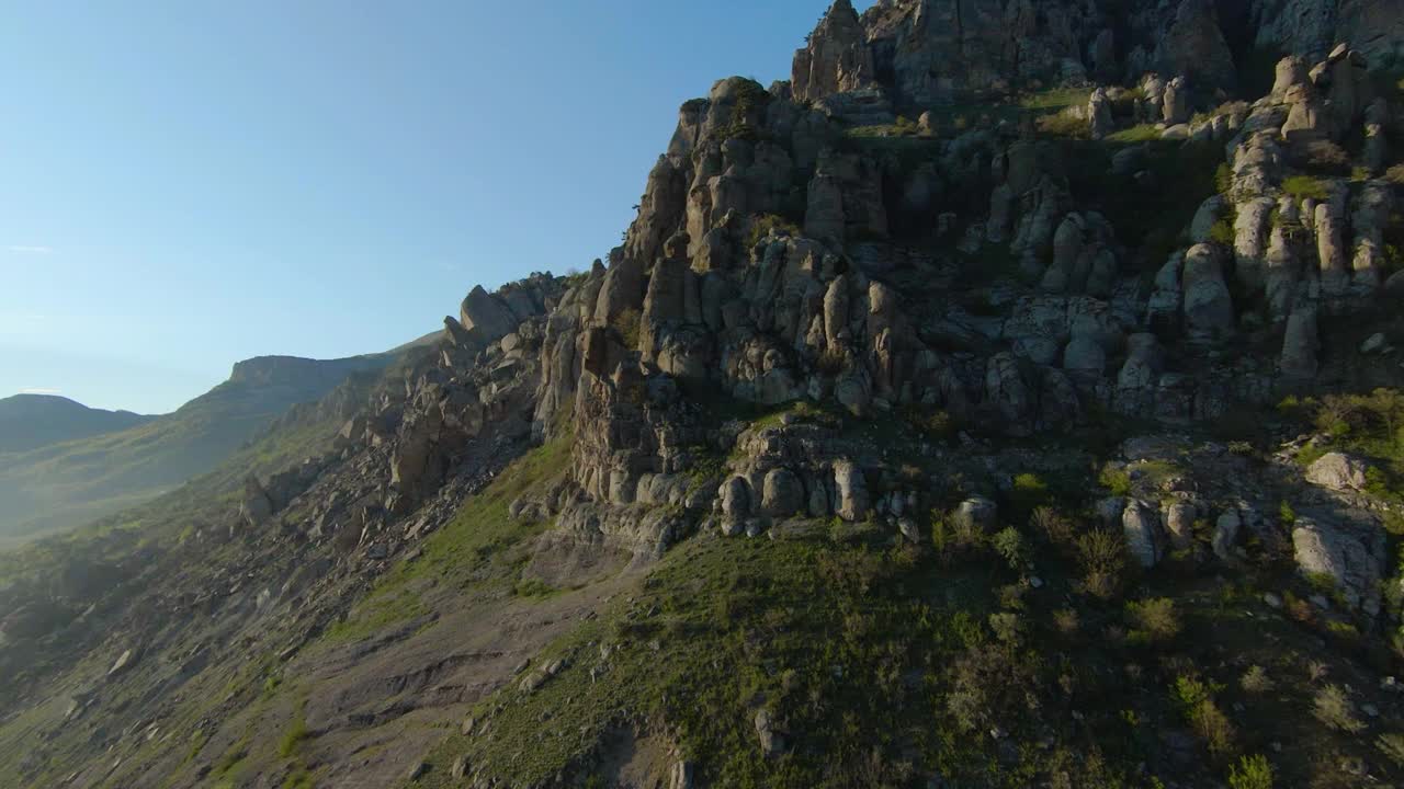 在岩石山坡上美丽的飞行。射杀。山坡上有各种各样的岩石，它们的美丽令人惊讶。在阳光明媚的日子里，山景和岩石斜坡是迷人的视频素材