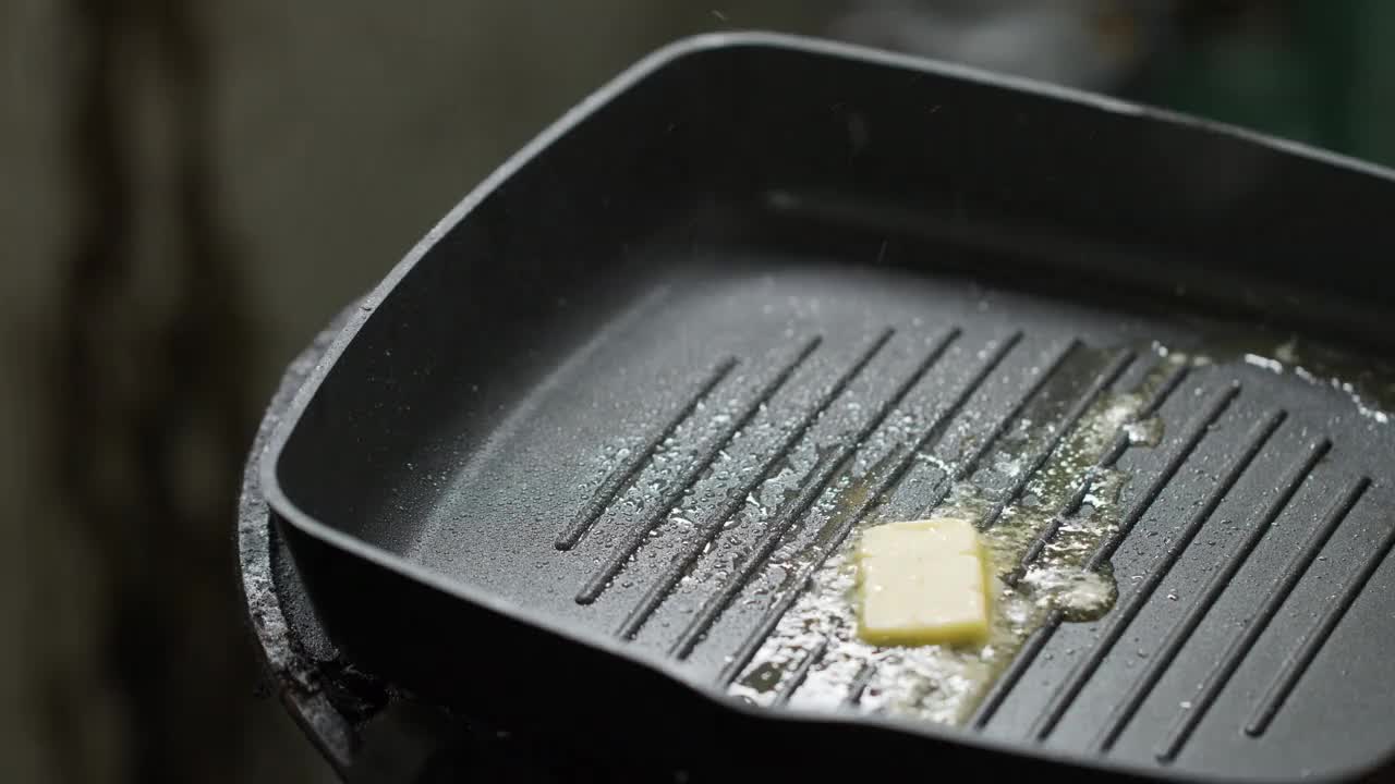 在热锅中煮黄油，烧烤烹饪概念。视频素材