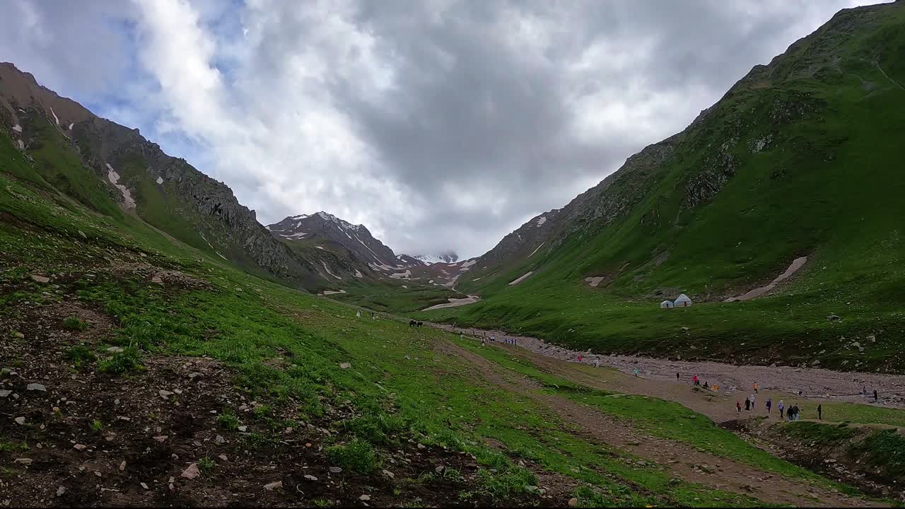 那拉提草原-雪山和牧场视频素材