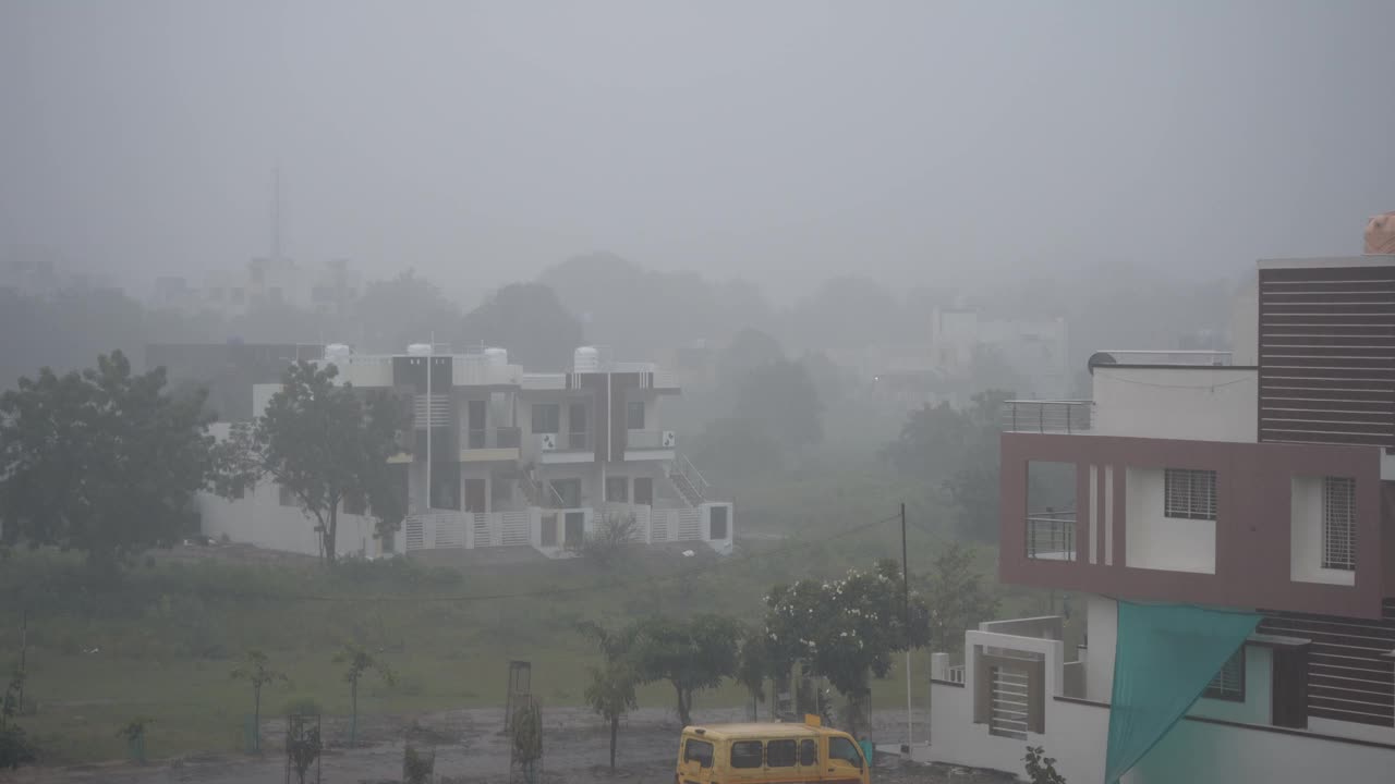 大雨倾盆，狂风骤雨。视频素材