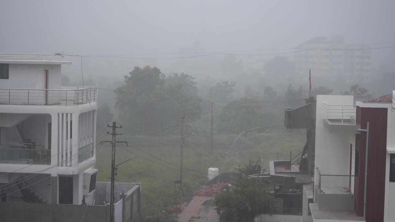 大雨倾盆，狂风骤雨。视频素材