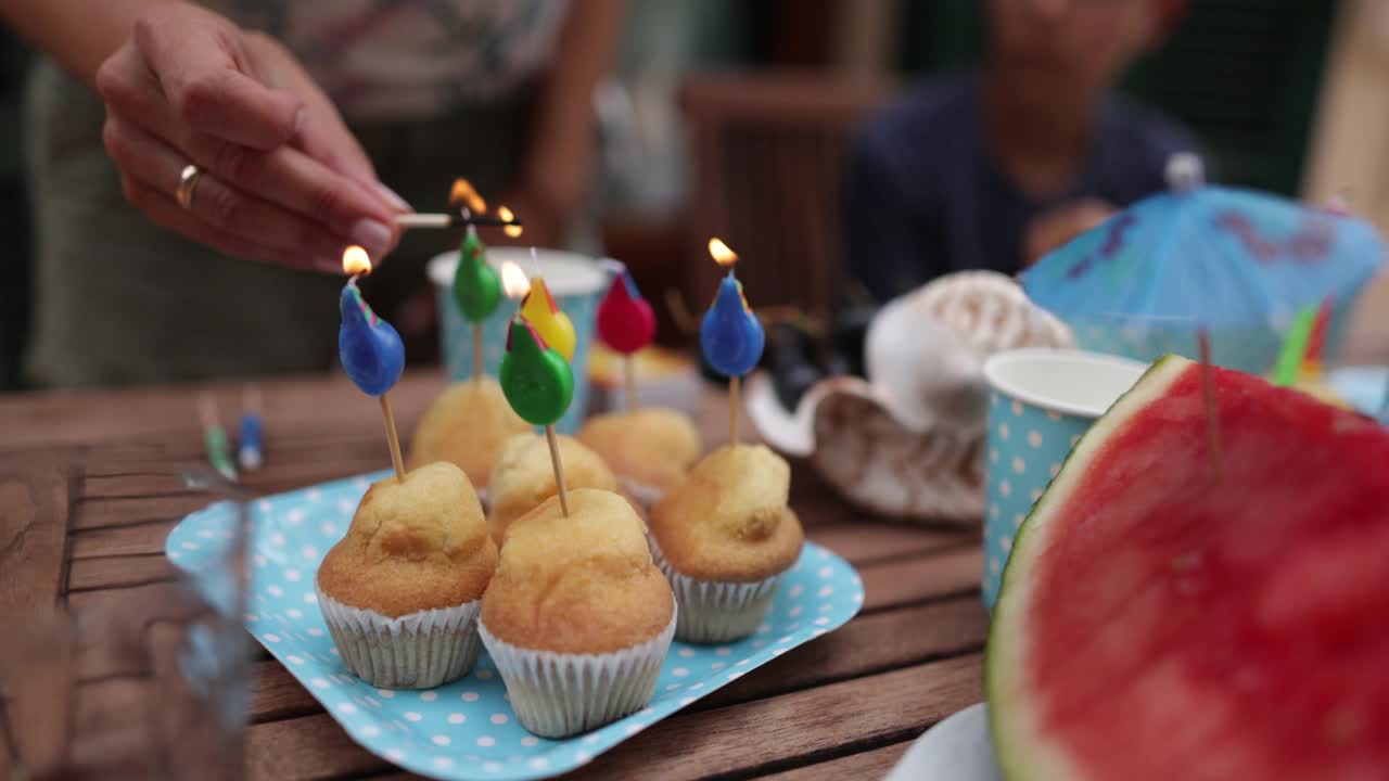 多代同堂的家庭在后院享受生日派对视频素材