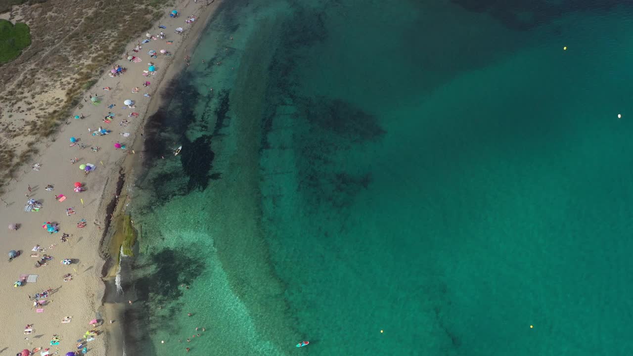 在Menorca，人们在水中用无人机观察大海视频素材