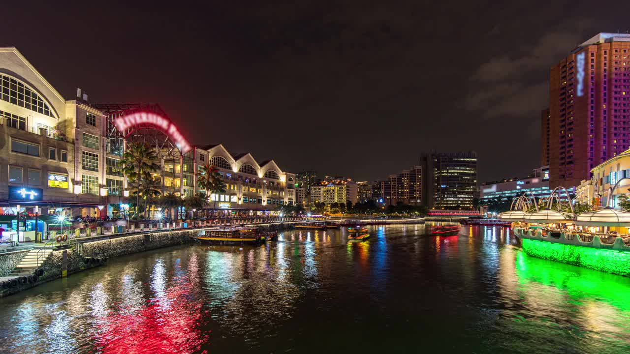 五颜六色的夜景与繁忙的游船在克拉克码头码头，新加坡，时间流逝的视频视频素材