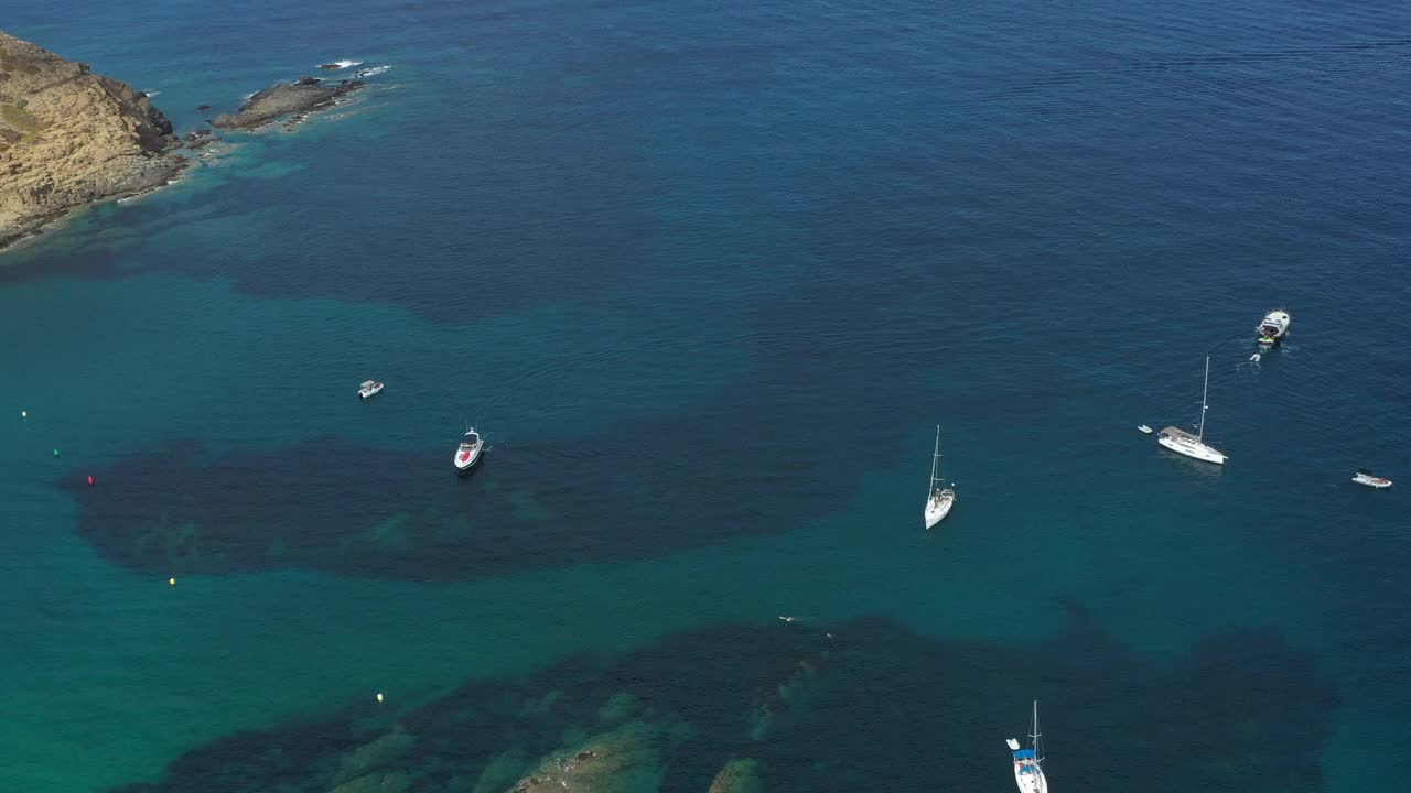 在Menorca，人们在水中用无人机观察大海视频素材