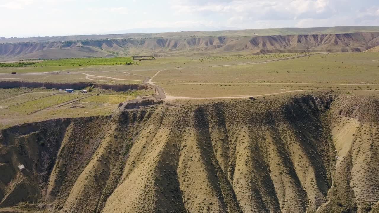 亚美尼亚外高加索地区有岩石和沟壑的崎岖山地地形。在山谷的底部——土路和村庄。视频素材