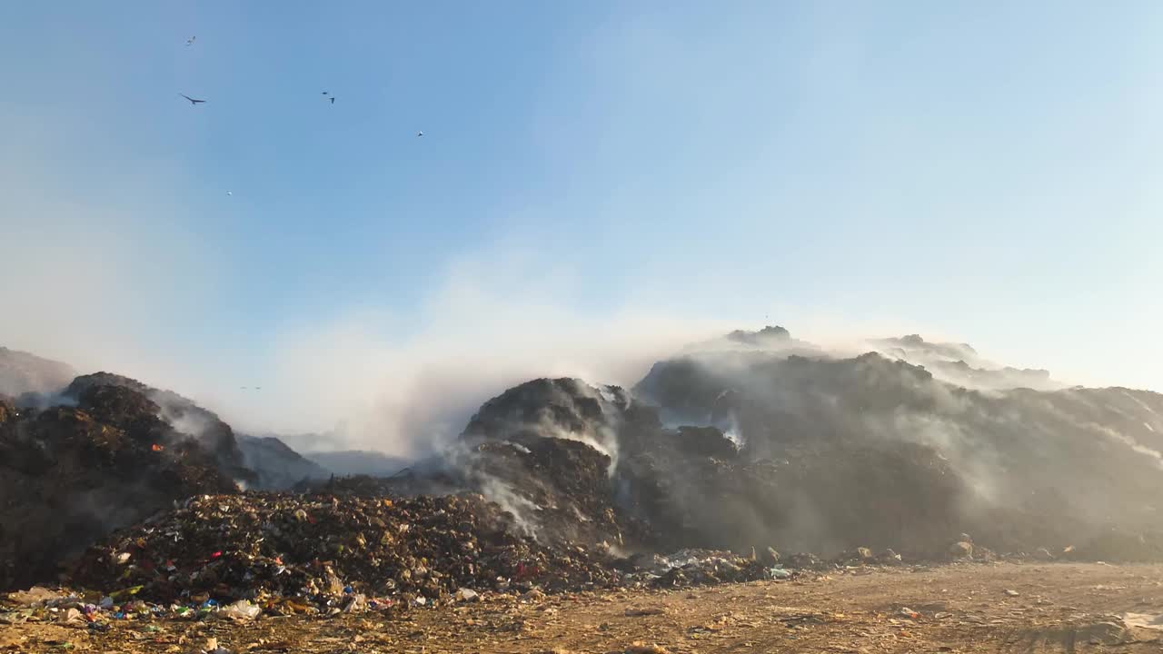 在垃圾场或填埋场焚烧垃圾，在环境中释放有毒烟雾，污染空气视频素材