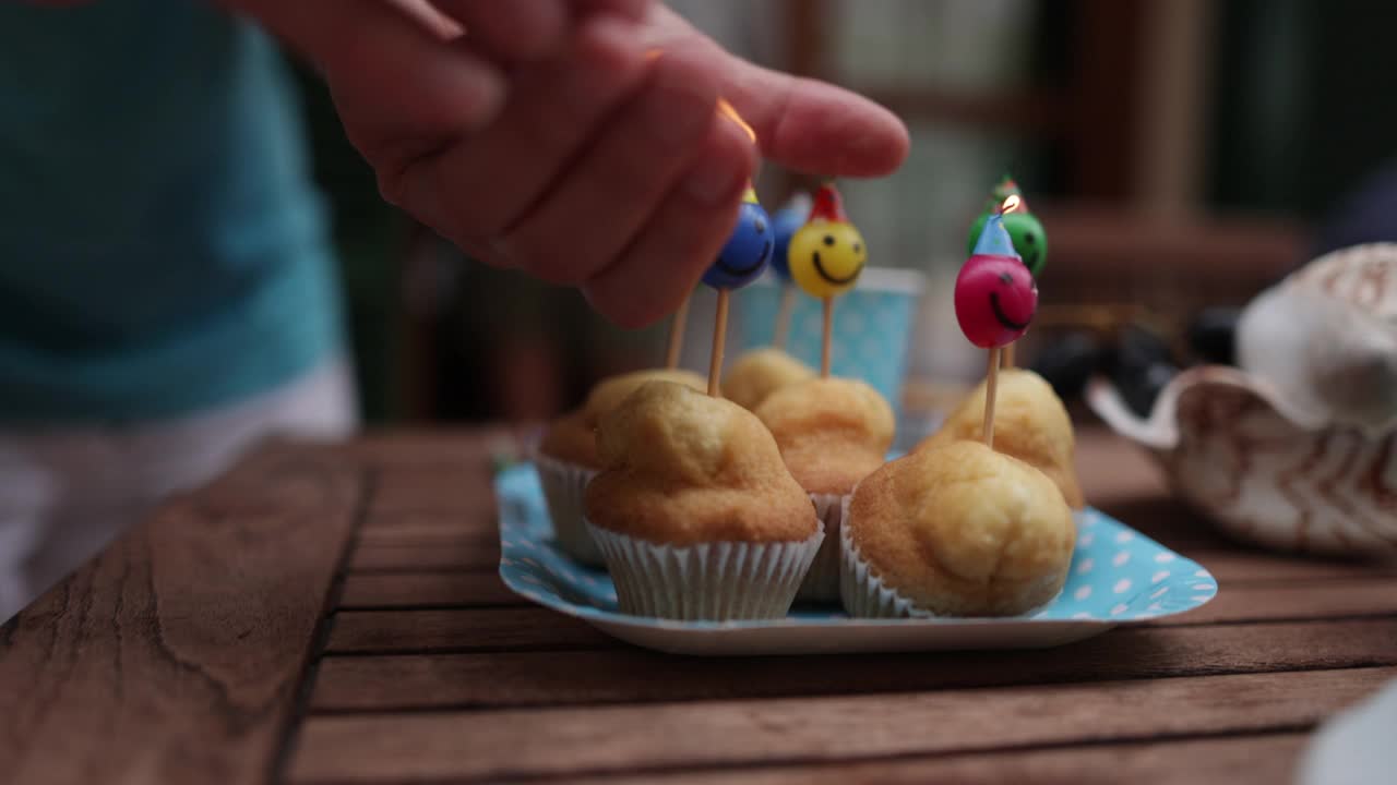 多代同堂的家庭在后院享受生日派对视频素材