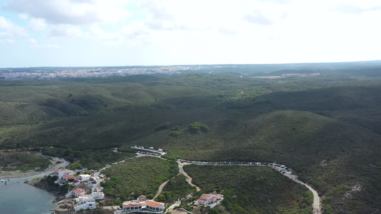 在Menorca，人们在水中用无人机观察大海视频素材