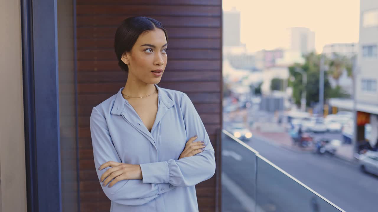 一个自信的年轻女商人站在现代办公室的阳台上视频素材