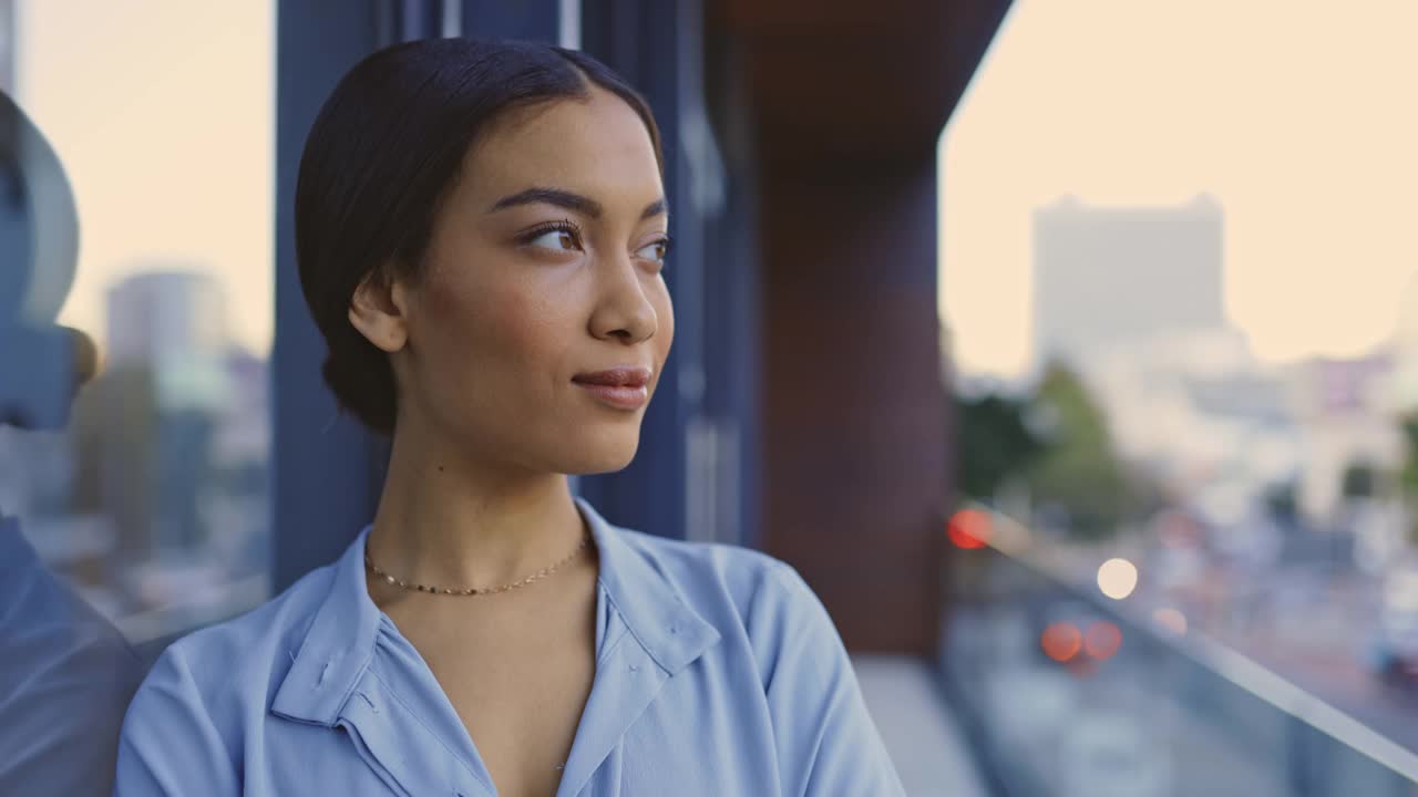 一个自信的年轻女商人站在现代办公室的阳台上视频素材