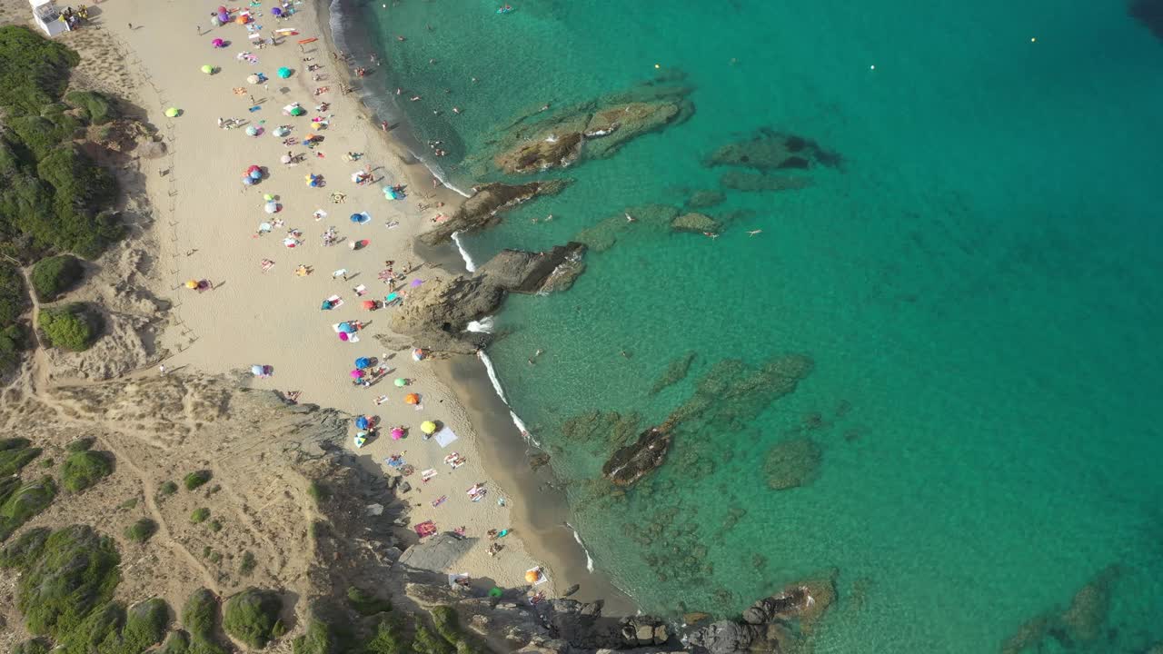 在Menorca，人们在水中用无人机观察大海视频素材