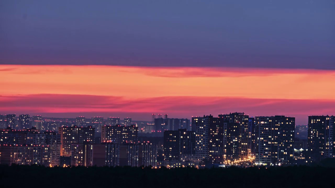 夕阳西下，红彤彤的太阳落在屋顶后面，时间流逝视频素材