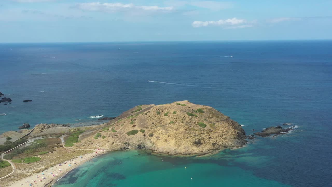 在Menorca，人们在水中用无人机观察大海视频素材