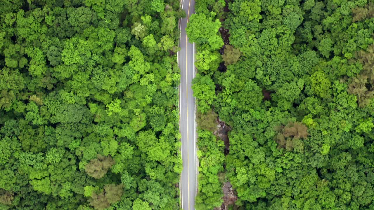 韩国京畿道加平郡北郡龙索瀑布附近的道路视频素材