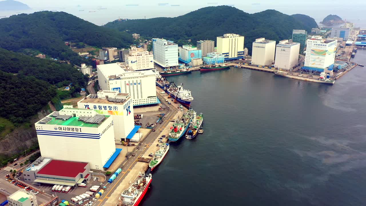 韩国釜山沙下区甘川港冷藏库视频素材