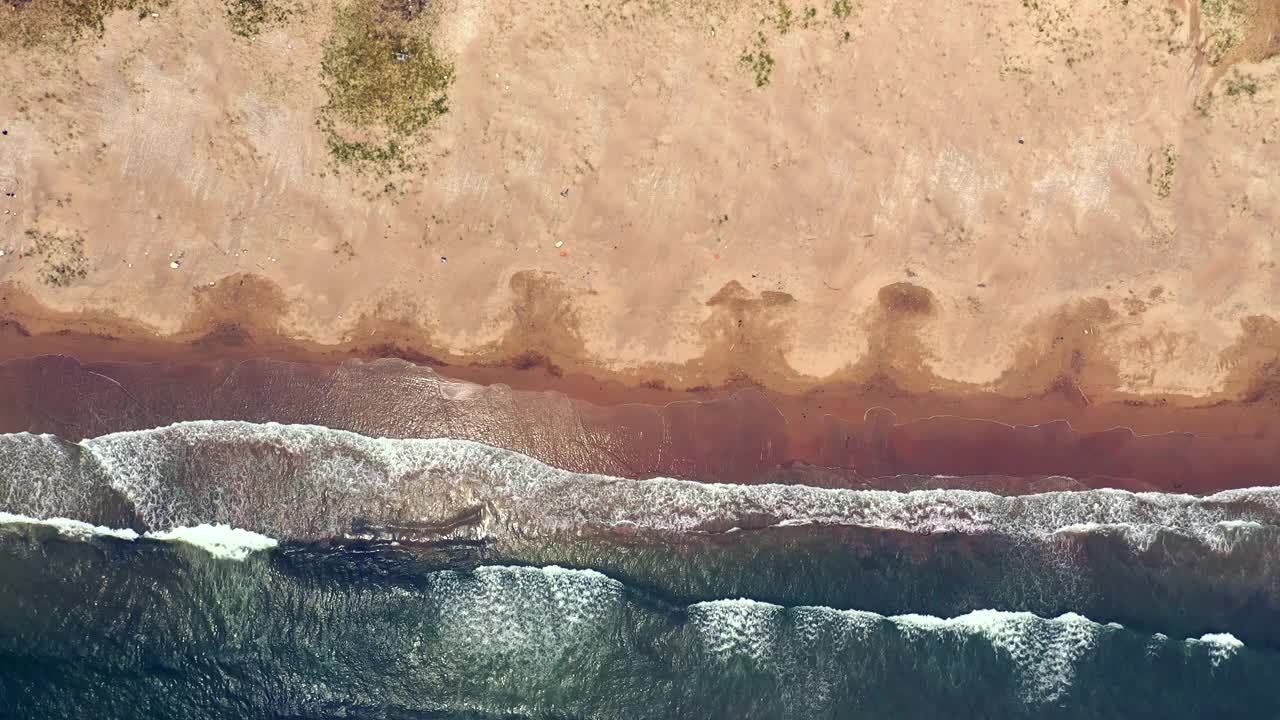 韩国釜山沙下区大浦海滩的海浪景色视频素材