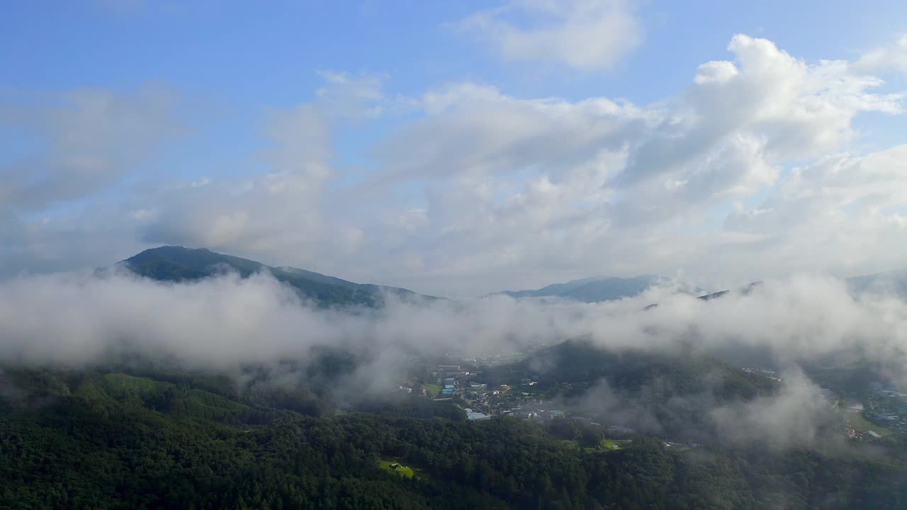 韩国，京畿道，南阳州，奉善寺附近的山和村庄视频素材