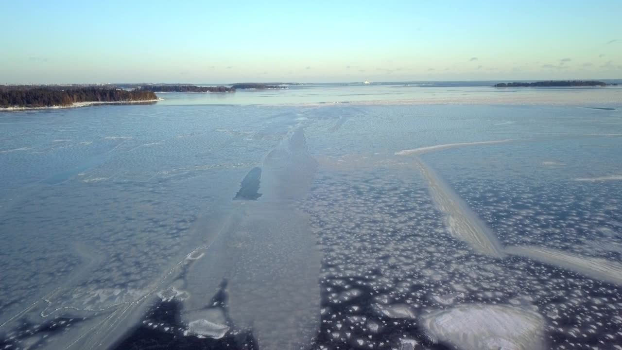 赫尔辛基游艇停泊处结冰的海水视频素材