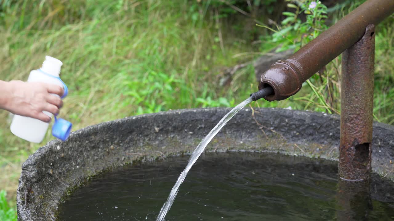 在山泉里灌满水瓶视频素材