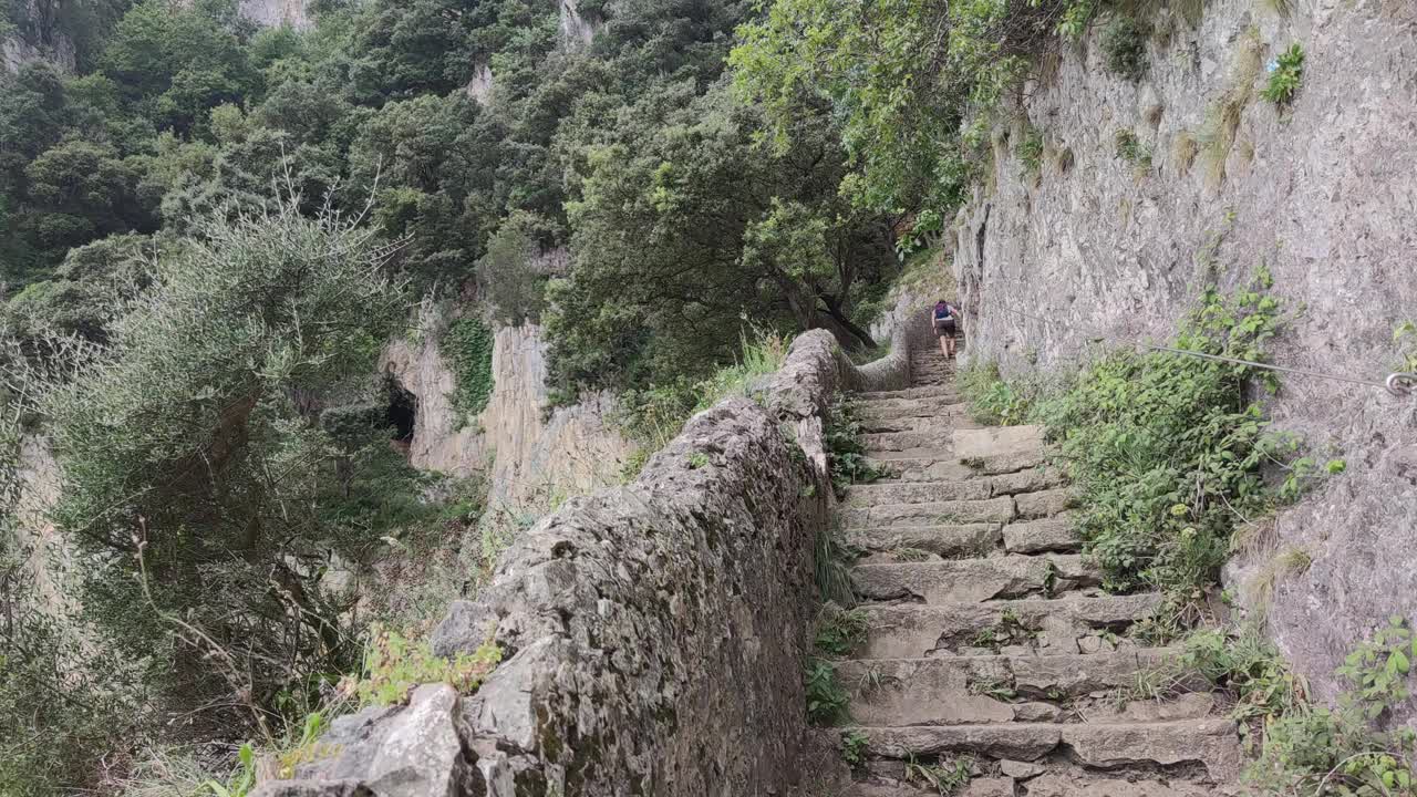 位于西班牙Santoña镇附近坎塔布里亚海岸悬崖边的马岛灯塔视频素材