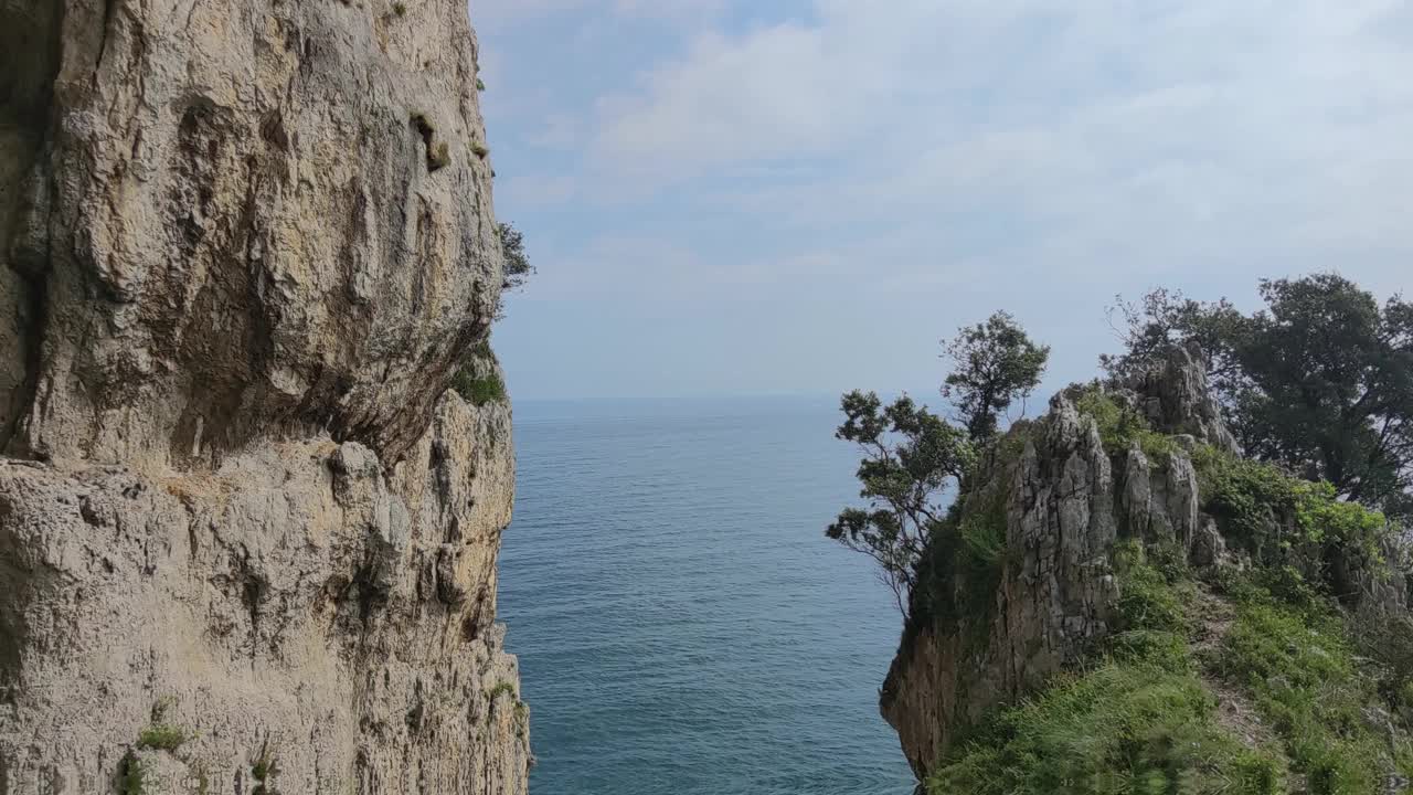 通往坎塔布里亚海，位于西班牙Santoña附近的海岸峭壁之间视频素材