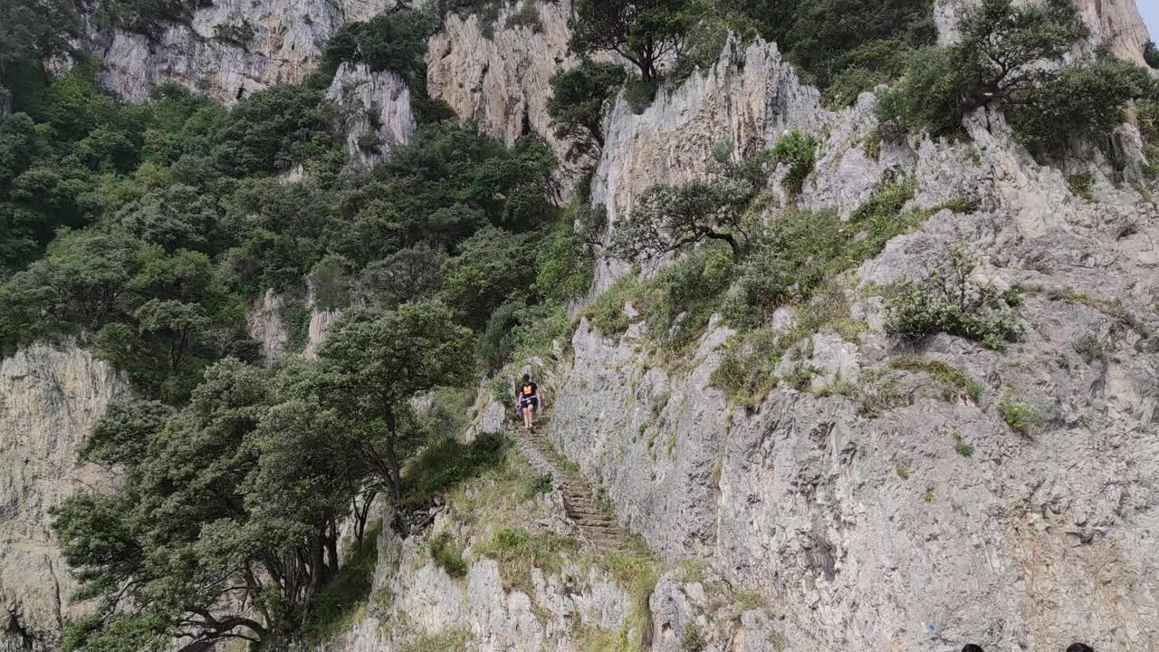 西班牙Santoña镇附近坎塔布里亚海岸的灯塔和悬崖的楼梯视频素材