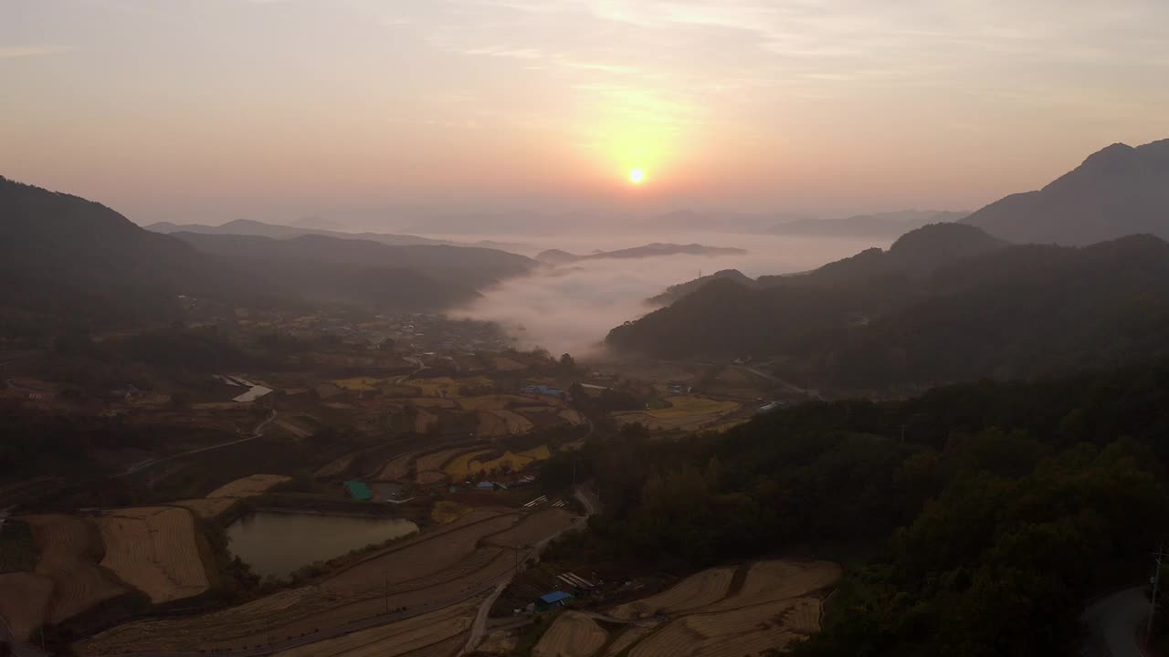 韩国庆尚南道陕川郡陕川大坝的村庄和云海视频素材