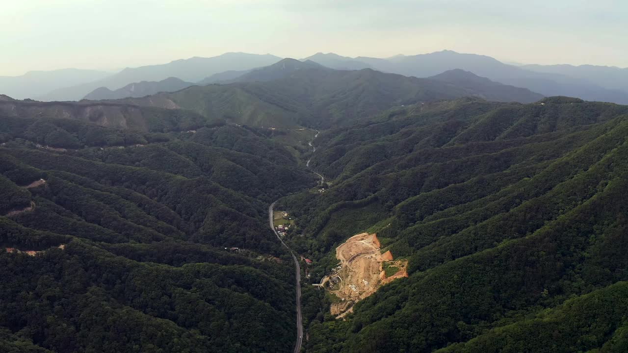 韩国京畿道加平郡北郡龙索瀑布附近的山视频素材