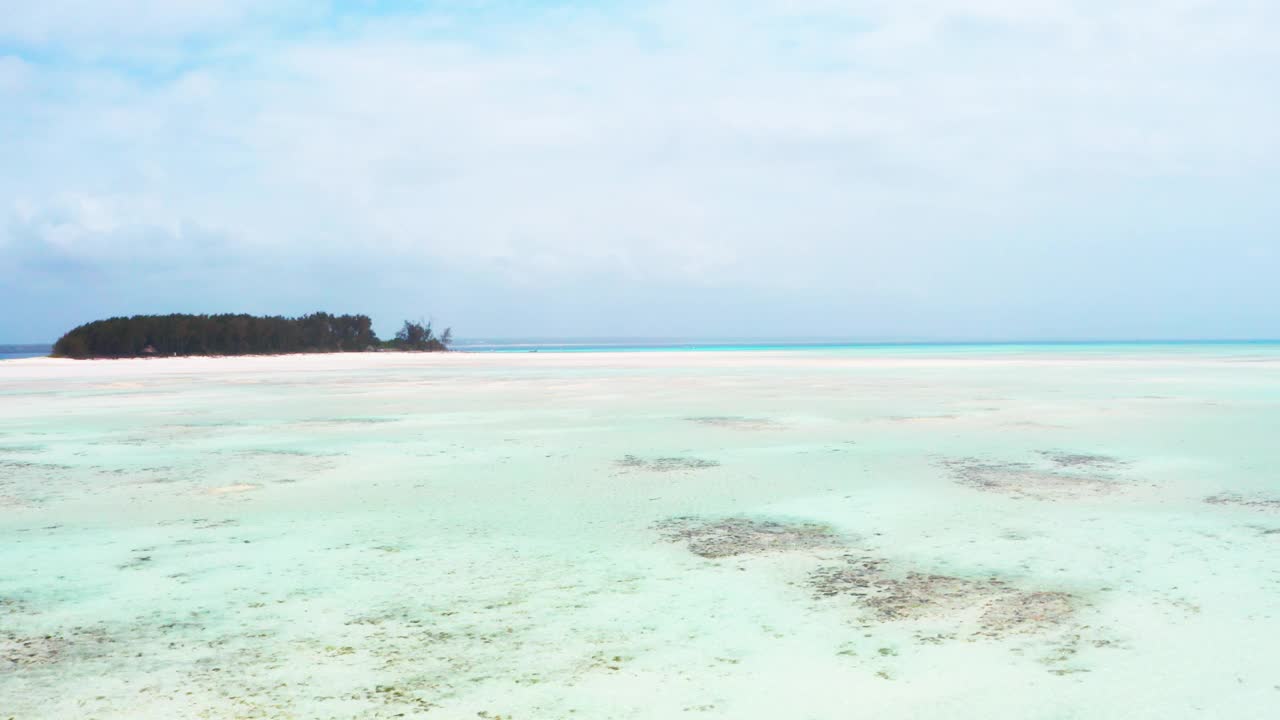 4K无人机飞越风景如画的白色沙滩和半透明的蓝色海水视频素材